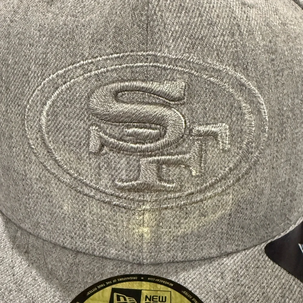 7 1/2 Heather Gray 49ers New Era Gray 59FIFTY Fitted hat. New with tag